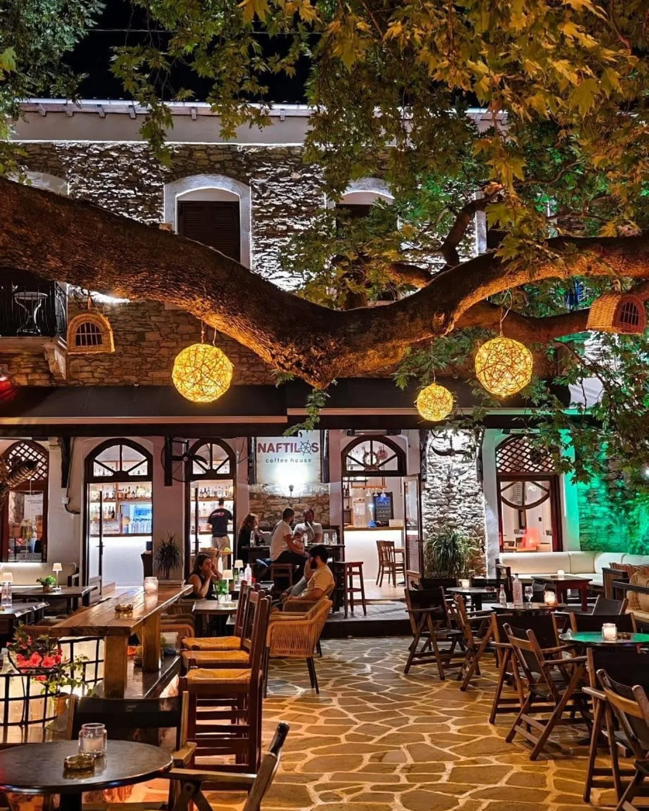 Ζεστή νύχτα στο cafe-house