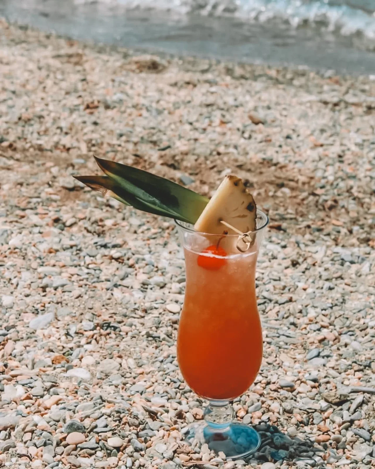 Τροπικό cocktail δίπλα στο κύμα