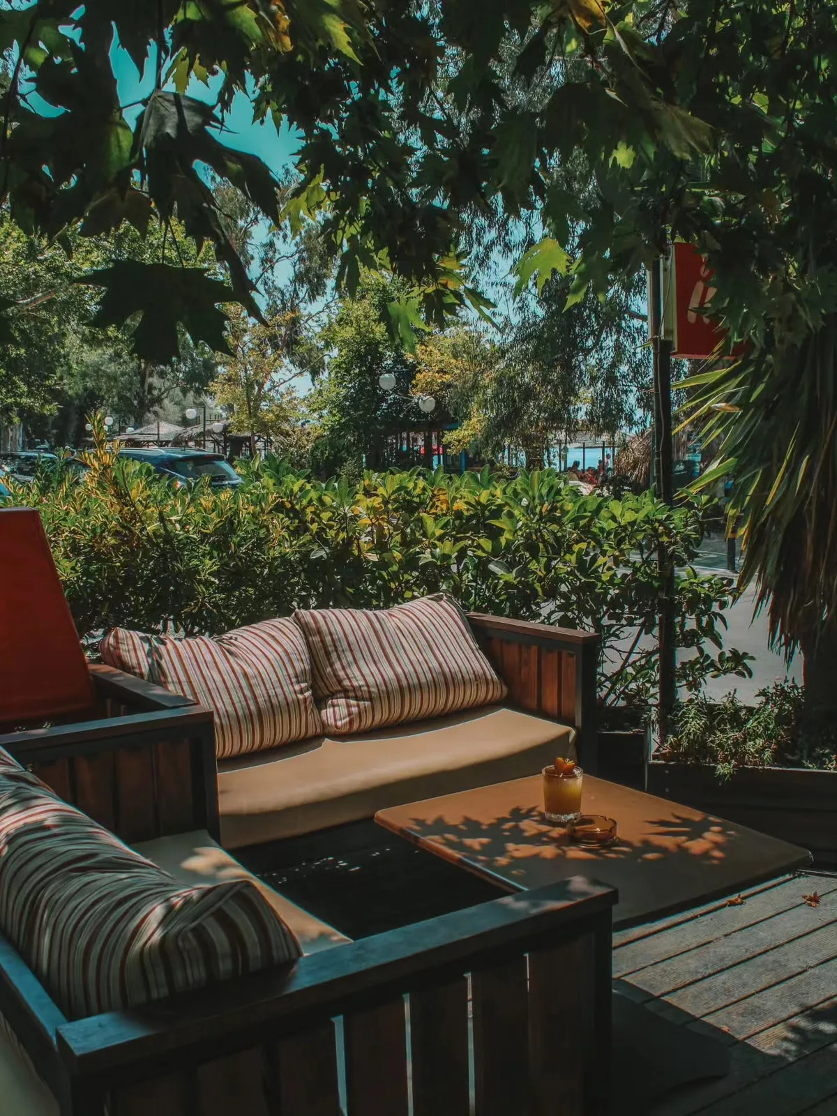 Lounge καναπέδες στη σκιά των πλατάνων