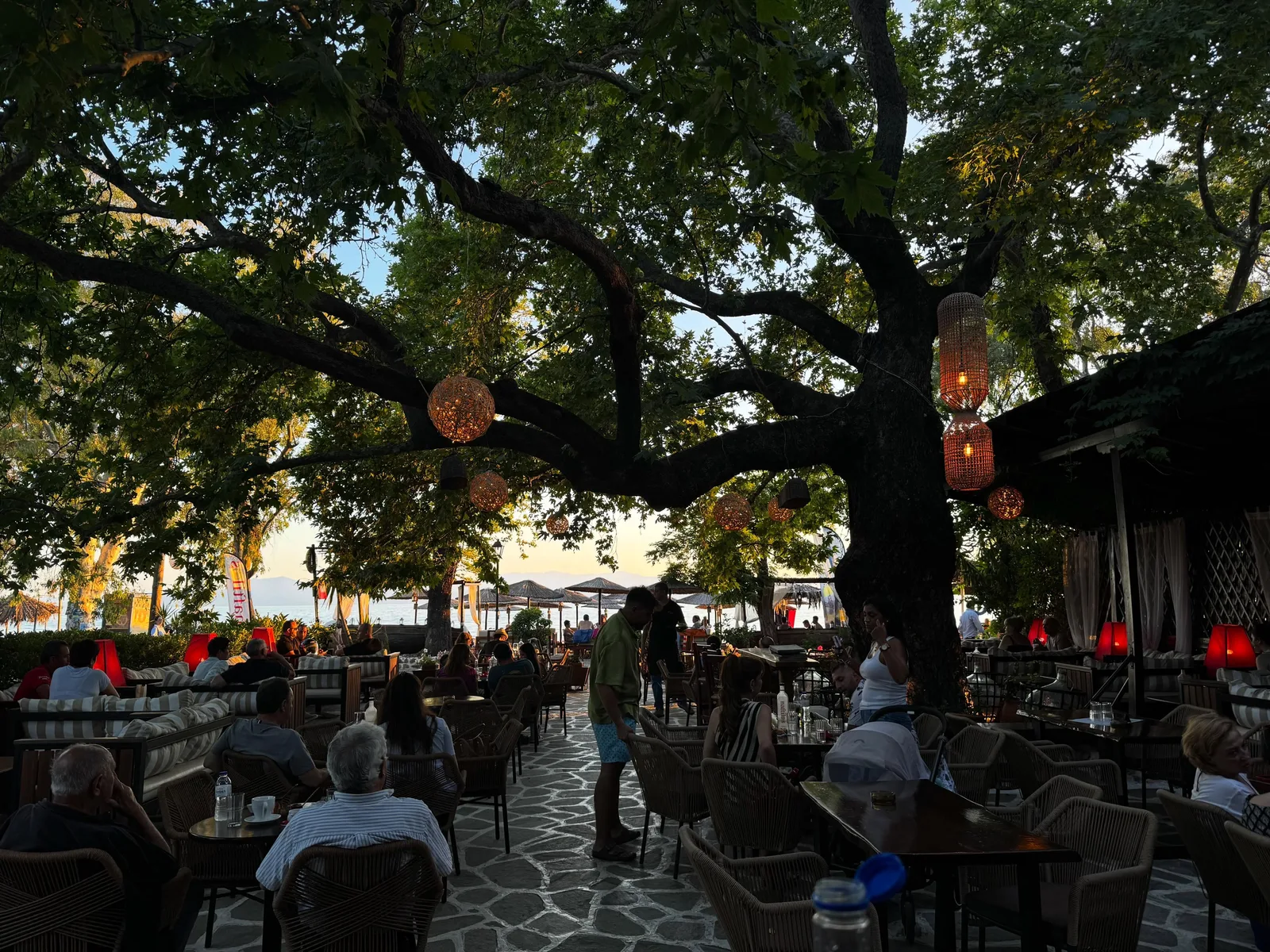 Βραδινή βεράντα με φαναράκια, δίπλα στη θάλασσα
