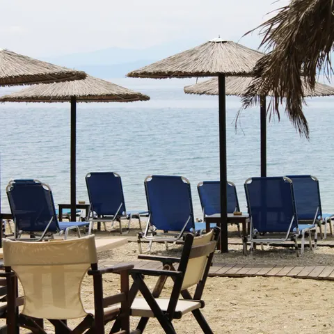 Μπλε ξαπλώστρες με θέα στον Παγασητικό