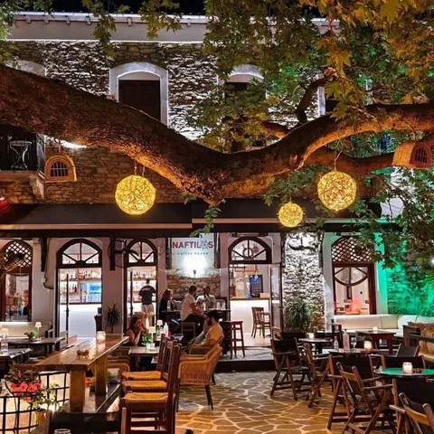 Ζεστή νύχτα στο cafe-house