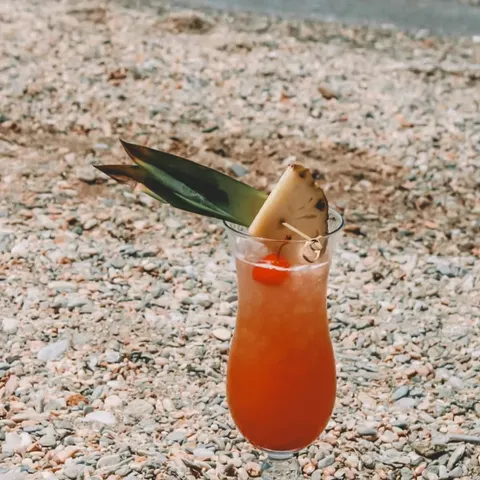 Τροπικό cocktail δίπλα στο κύμα
