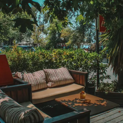 Lounge καναπέδες στη σκιά των πλατάνων