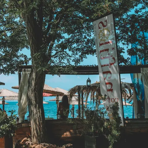 Τα γαλαζοπράσινα Καλά Νερά μέσα από τα δέντρα